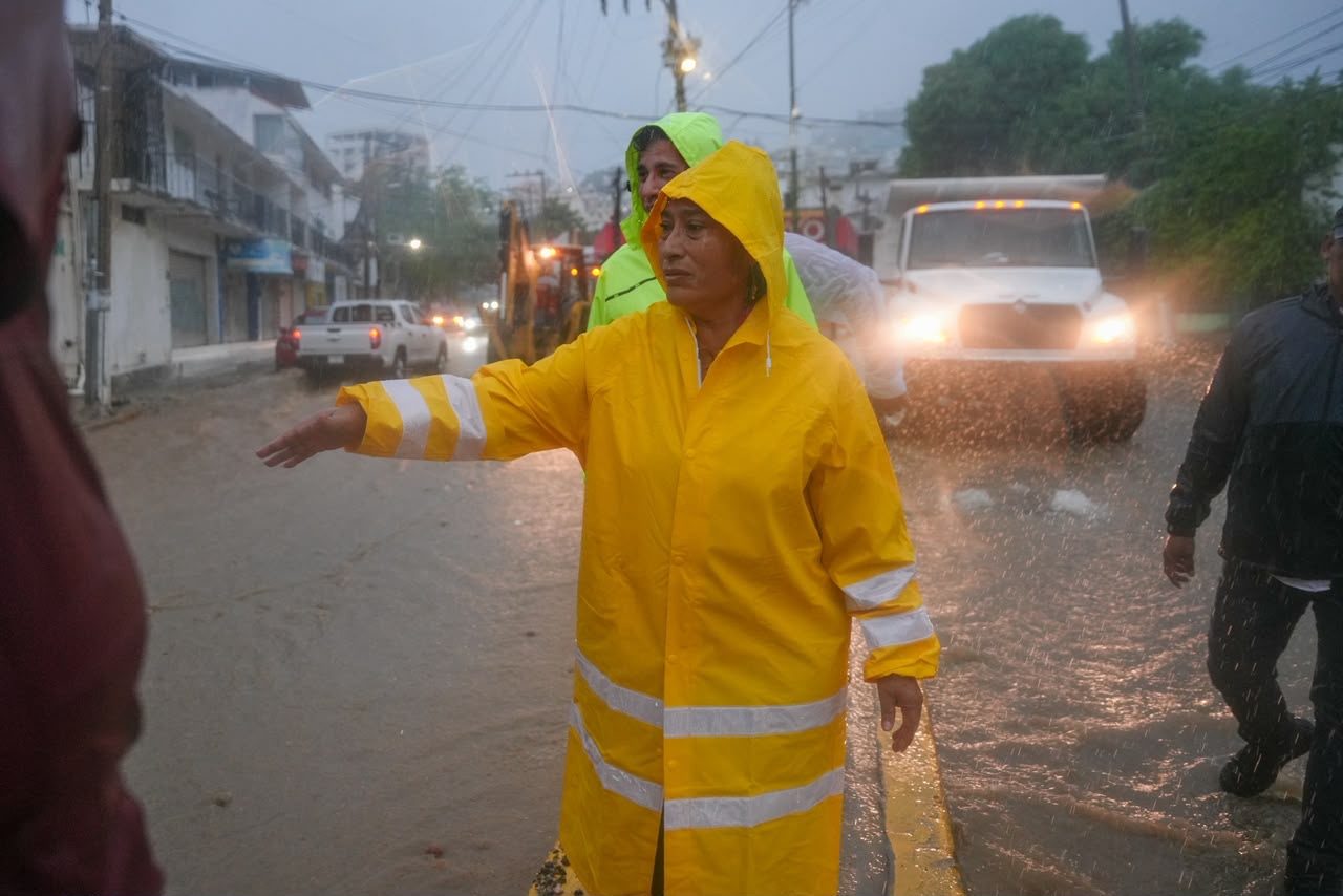 Recorre la alcaldesa Abelina López zonas afectadas por lluvias torrenciales en Acapulco